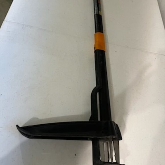 Fiskars 4-Claw Stand Up Weeder Gardening Hand Weeding Tool with 39" Long Easy - Picture 4 of 13